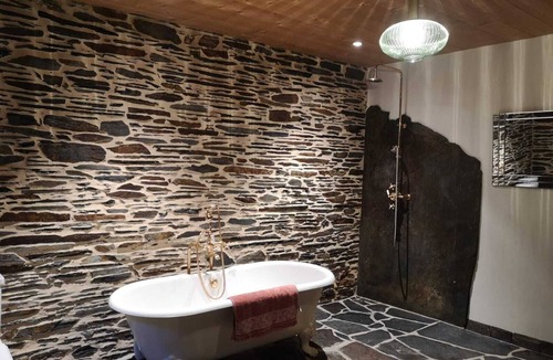 Laniscat House | Maison en Pierre D'ardoise, sur Flanc de Collines et Près des Sentiers de Nature