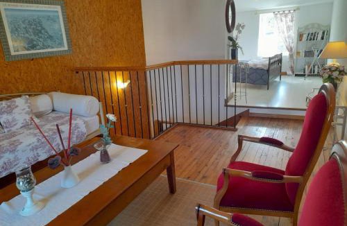 Ferrieres-sur-Sichon House | Maison en pierres rénovée avec patio à Ferrières-sur-Sichon - FR-1-489-191