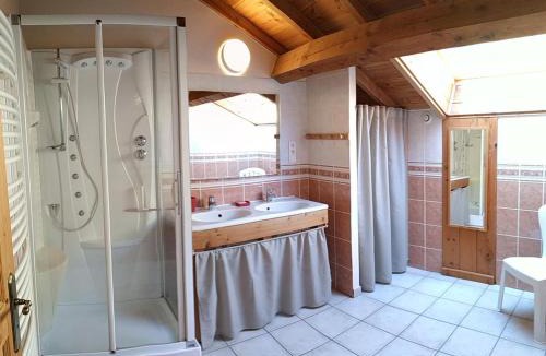 Chalmazel-Jeansagniere House | Maison en pierre avec sauna et jardin à Chalmazel - FR-1-496-39