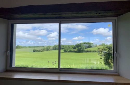 Pern House | Maison en Pierre Situé au Milieu des Champs de blé