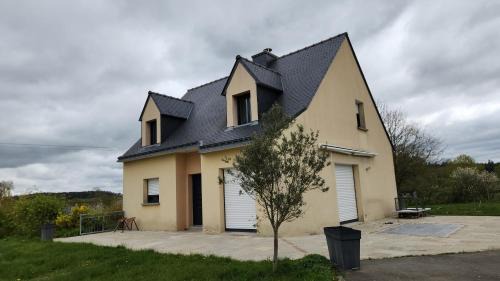 Neant-sur-Yvel House | Maison face aux chevaliers de la table ronde proche de la forêt de brocéliande et du lac au duc