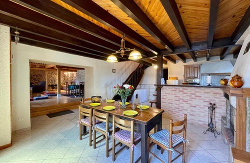 Saint-Vert House | Maison familiale 4 chambres avec jardin, cheminée, poêle à bois, parking et Wi-Fi - FR-1-582-230