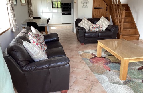 Plounevez-Quintin Cottage | Maison Fleurie, 2 bedroom cottage with heated private swimming pool and WIFI