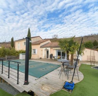 Abrest Villa | Maison Grillon - Maison proche de Vichy avec piscine