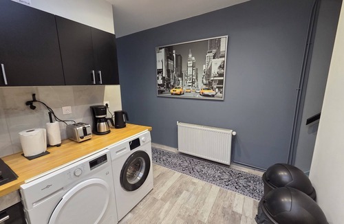 Roubaix House | MAISON LA SOURCE; with 4 bedrooms, a kitchenette (rented separately), and a garden.