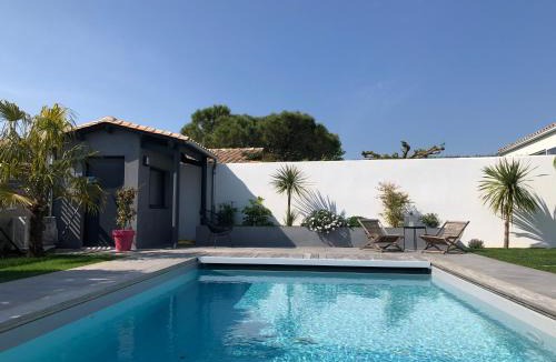 Lagord Bed & Breakfast | Maison M, chambre privée accès jardin piscine et jacuzzi près de La Rochelle