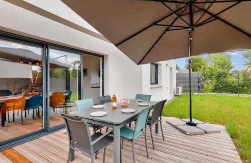 Le Tour-du-Parc House | Maison neuve pour 8, 800m des plages