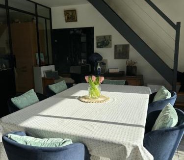 Saint-Pavace House | Maison proche du circuit avec piscine, wifi et parking privé
