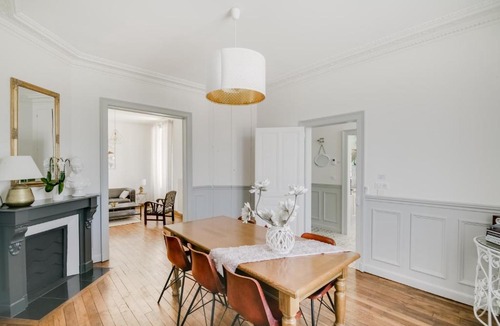 Robert-Espagne House | Maison Qui s'y frotte s'y pique
