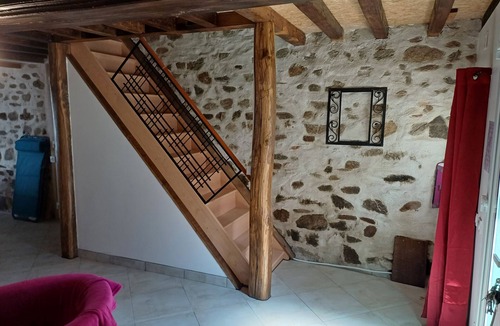 Pionsat House | Maison ,terrain Clos. Chiens . Ancv.wi-fi. Parking. 5 Minutes des Commerces