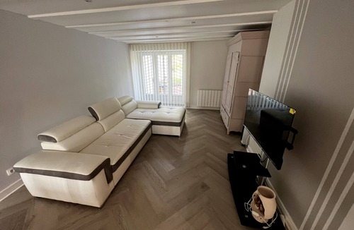 Ebreuil House | Maison Terrasse au Bord de L'eau