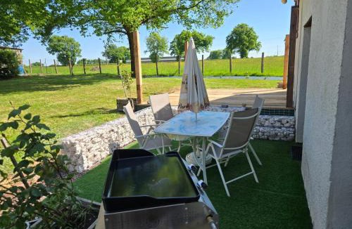 Devay Apartment | maison volet rouge