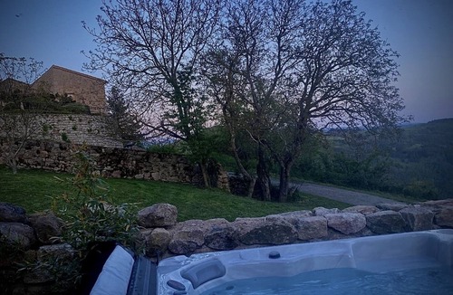 Chambles House | Maisonette garden jacuzzi in the heart of Chambles
