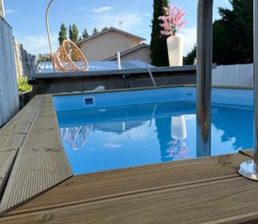 Creuzier-le-Vieux Ski Chalet | Maisonnette avec Jardin, Piscine, Netflix