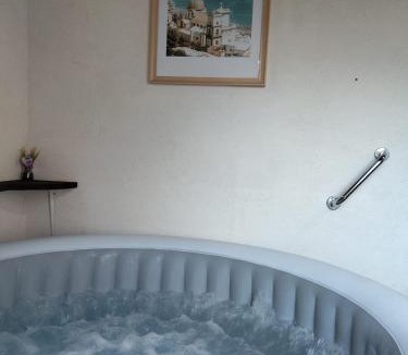 Creuzier-le-Vieux Ski Chalet | Maisonnette avec Jardin, Piscine, Netflix