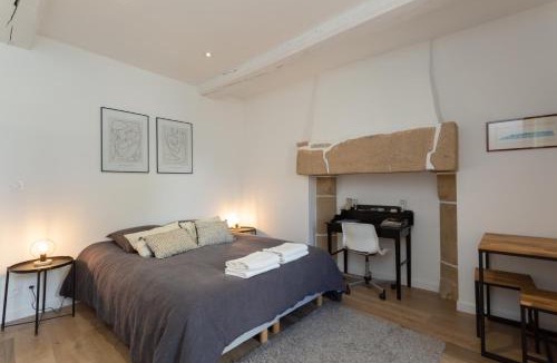 Val-d'Ize Bed & Breakfast | Manoir de la Nogrie - Chambre de charme avec accès privatif - Piscine chauffée sur domaine 5 étoiles à la campagne