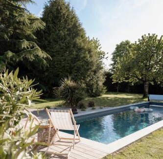 Val-d'Ize Bed & Breakfast | Manoir de la Nogrie - Chambre de charme avec accès privatif - Piscine chauffée sur domaine 5 étoiles à la campagne