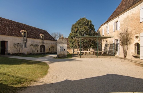 Saint-Georges-de-Montclard Villa | Mansion in Aquitaine with Private Pool
