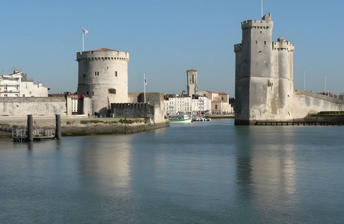 Perigny House | Maple Cottage, 5 Minutes from La Rochelle