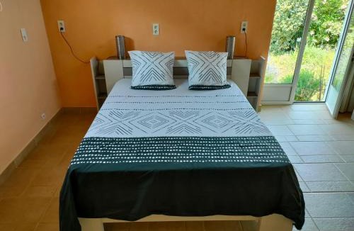 Camelas House | MAS VALLCROSA Chambre suite parentale avec jardin et piscine