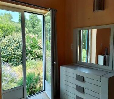 Camelas House | MAS VALLCROSA Chambre suite parentale avec jardin et piscine