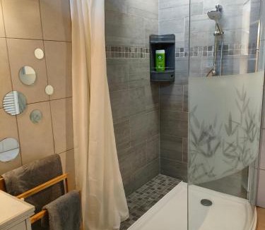 Camelas House | MAS VALLCROSA Chambre suite parentale avec jardin et piscine