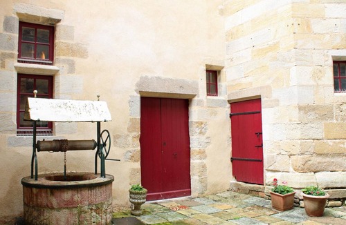 Herisson Apartment | Medieval studio in village center, near shops