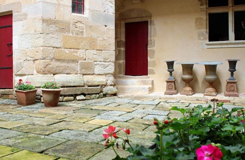 Herisson Apartment | Medieval studio in village center, near shops