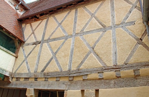 Herisson Apartment | Medieval studio in village center, near shops
