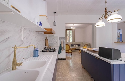 Treilles Apartment | "Mediterranean" Room with Shared Terrace, Wi-Fi, and Air Conditioning