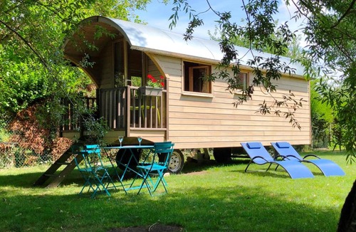 Milly-la-Foret House | Millygite Chalet-on-wheels by the river