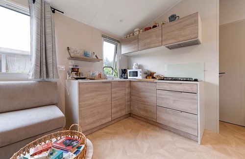 Erdeven House | Mobile Home – 6 Guests with Shared Pool, Terrace, and Garden