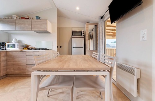 Erdeven House | Mobile Home – 6 Guests with Shared Pool, Terrace, and Garden