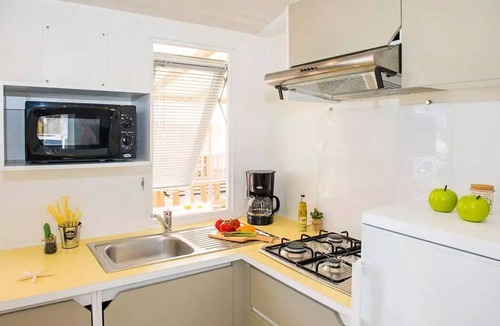 Locunole House | Mobile Home | Classic | 2 Bedrooms | 4 Guests | Raised Deck
