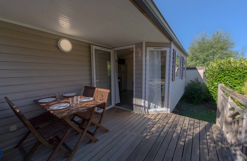 Roquefeuil House | Mobile Home 'Climatisé 4 Pers' with Shared Terrace, Private Garden and Wi-Fi