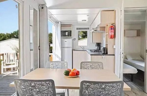Villereal House | Mobile Home | Comfort | 2 Bedrooms | 4 Guests | Raised Deck | A/C | TV