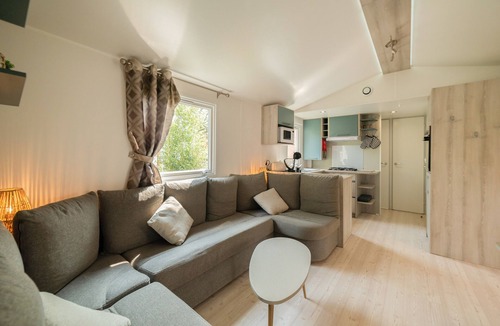 Canet-Plage House | Mobile Home "Les Pieds Dans L'Eau" with Private Terrace, Private Garden & A/C