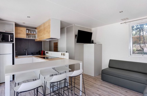 Greffeil House | Mobile Home in a Peaceful Green Setting