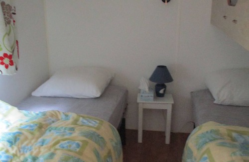 Garlan House | Mobile Home 'Peupliers 3' with Shared Terrace, Balcony and Wi-Fi