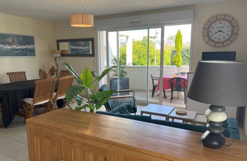 Kerroch Apartment | Modern 3-room apartment with balcony, elevator, close to beaches and shops, parking included