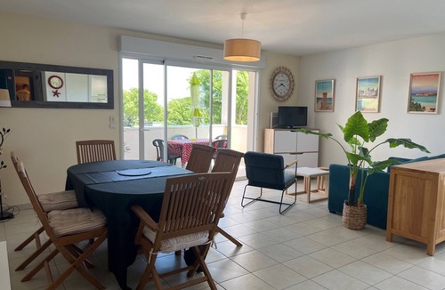 Kerroch Apartment | Modern 3-room apartment with balcony, elevator, close to beaches and shops, parking included