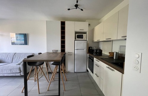Vieux-Boucau-les-Bains Apartment | Modern Apartment in Vieux-Boucau: Near Beach, Shops, Parking & Terrace