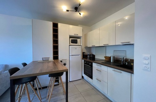 Vieux-Boucau-les-Bains Apartment | Modern Apartment in Vieux-Boucau: Near Beach, Shops, Parking & Terrace