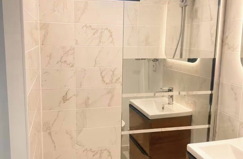 Saint-Pierre Bed & Breakfast | Modern cocoon in Brest Italian shower and sea