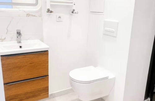 Saint-Pierre Bed & Breakfast | Modern cocoon in Brest Italian shower and sea