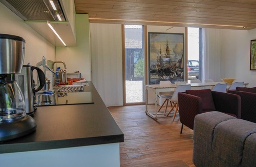 Bangor House | Modern house 800m from beach with garden and WIFI