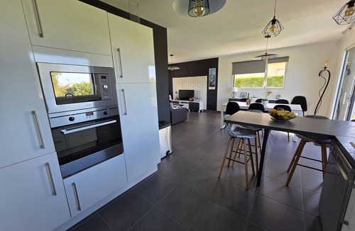 Plouguerneau House | Modern house with no overlooking views, located between the village and the beaches