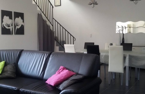 Averdon Cottage | Modern house with large heated pool and pets allowed