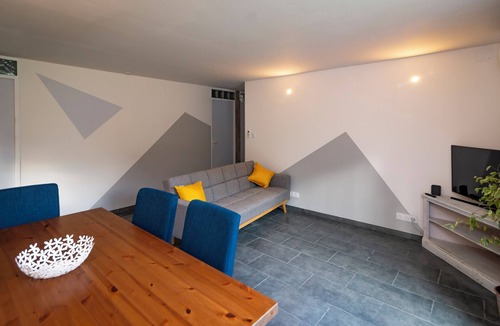 Laroque-des-Alberes Apartment | Modern, New, Stylish, 3 Bed, 2 Bath, Self Catering Gite. Private Garden & Pool!