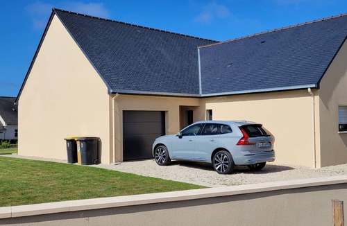 Hillion House | Modern, new single-storey villa close to the sea